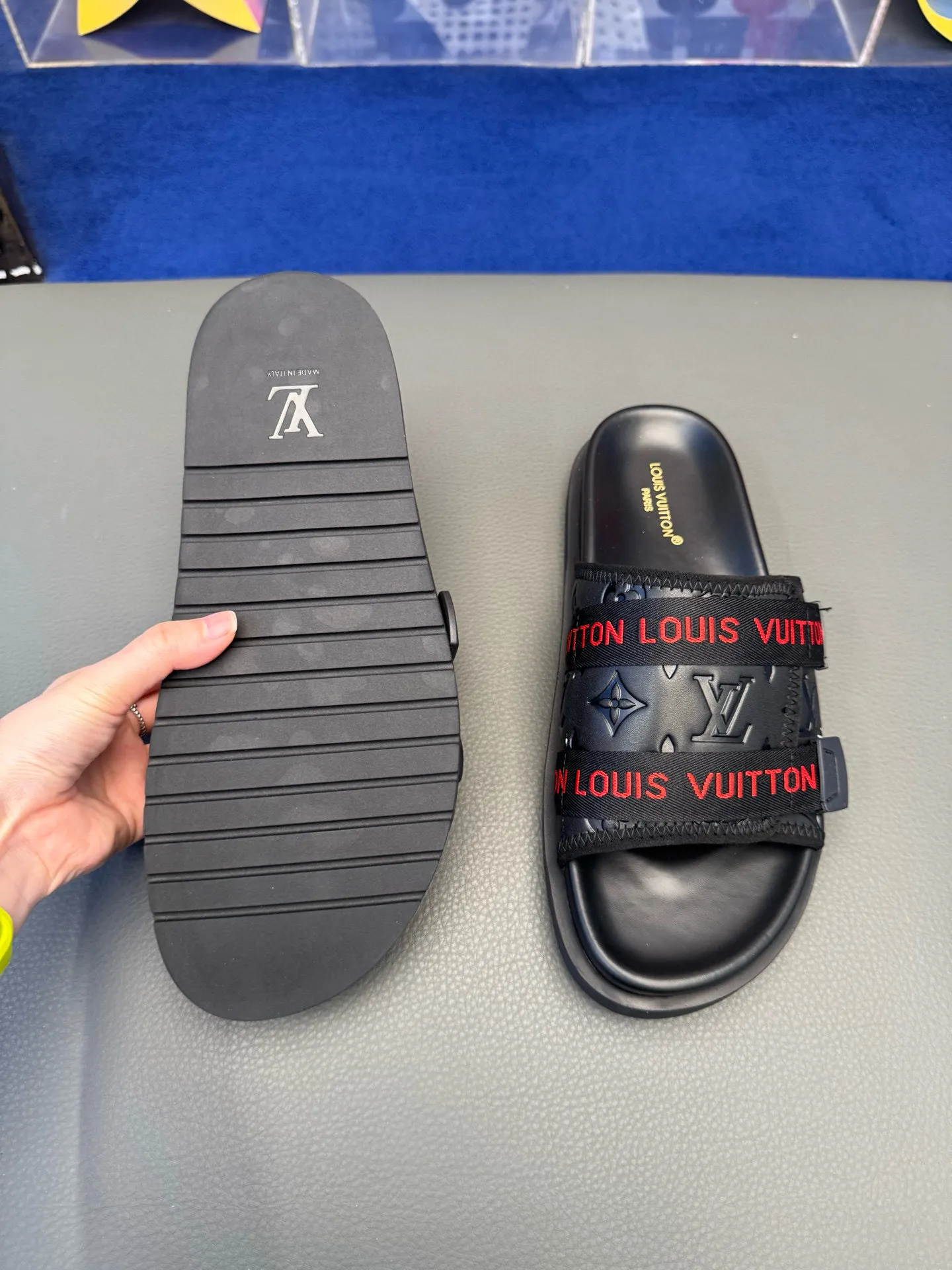 [L Home] P: 340💰Size: 38-45 Top purchasing lv men's summer slippers, classic presbyopia with soft real leather lining, unique color splicing effect, distinctive personality, fashionable and trendy essential style, light and comfortable. Lightweight and tough rubber insole, micro ridged foam outsole, super comfortable!